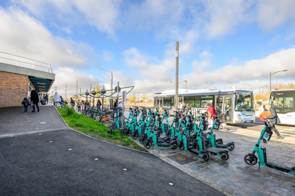 Parvis de la gare de La Verrière © C. Lauté, Sqy