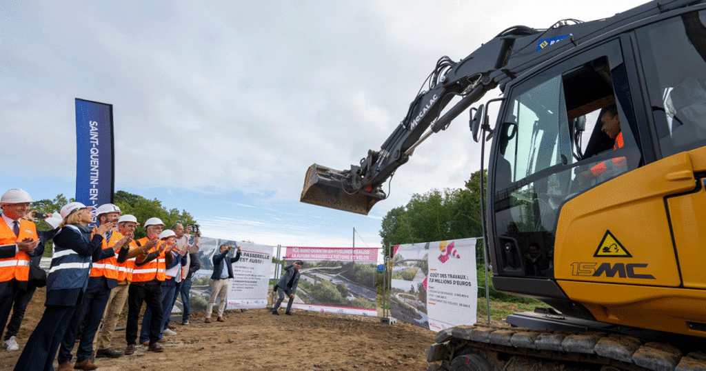 Construction de la passerelle cyclable et piétonne - RN10 1 LancementTravauxPasserelleCL215 2